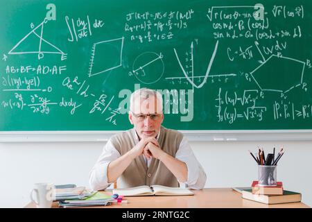 Streng lehreraussehende Kamera-Klassenzimmer Stockfoto