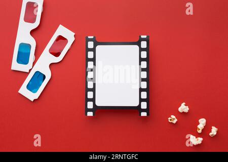 Anordnung von oben Filmelemente mit rotem Hintergrund Stockfoto