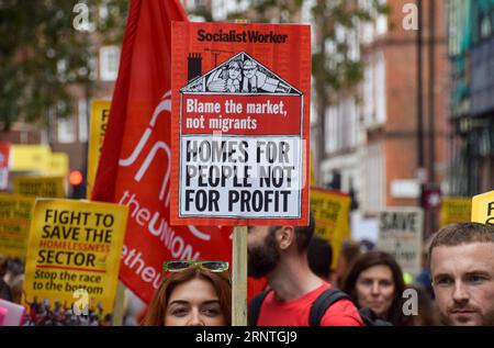 London, Großbritannien. September 2023. Während des marsches versammeln sich Demonstranten vor dem Innenministerium, um den Obdachlosensektor zu unterstützen. Quelle: Vuk Valcic/Alamy Live News Stockfoto