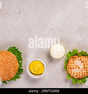 Burger von oben mit Mayo-Senf-Dip Stockfoto