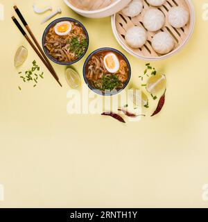 Draufsicht Ramen Schalen Dim Sum Stockfoto