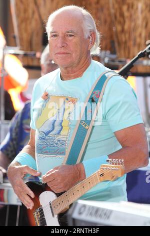 Jimmy Buffett trat am 15. August 2013 in der TODAY Show Toyota Concert Series auf der Rockefeller Plaza in New York City auf. Foto: Henry McGee/MediaPunch Stockfoto