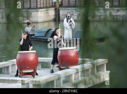 (171110) -- SHAOXING, 10. November 2017 -- Schauspieler treten bei einem Konzert am Ruoye-Fluss am Fuße des Kuaiji-Berges in der Stadt Shaoxing, ostchinesische Provinz Zhejiang, 9. November 2017 auf. ) (Ry) CHINA-ZHEJIANG-SHAOXING-CONCERT (CN) WengxXinyang PUBLICATIONxNOTxINxCHN Stockfoto