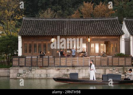 (171110) -- SHAOXING, 10. November 2017 -- Schauspieler treten bei einem Konzert am Ruoye-Fluss am Fuße des Kuaiji-Berges in der Stadt Shaoxing, ostchinesische Provinz Zhejiang, 9. November 2017 auf. ) (Ry) CHINA-ZHEJIANG-SHAOXING-CONCERT (CN) WengxXinyang PUBLICATIONxNOTxINxCHN Stockfoto