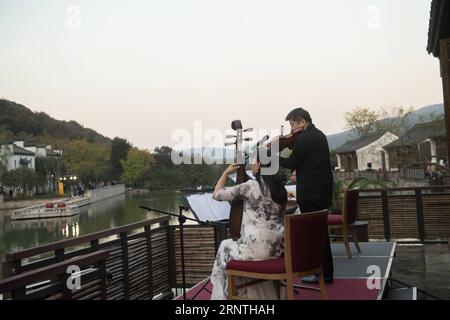 (171110) -- SHAOXING, 10. November 2017 -- die Musiker spielen die Musikinstrumente bei einem Konzert am Ruoye River am Fuße des Kuaiji-Berges in Shaoxing City, Ostchinesische Provinz Zhejiang, 9. November 2017. ) (Ry) CHINA-ZHEJIANG-SHAOXING-CONCERT (CN) WengxXinyang PUBLICATIONxNOTxINxCHN Stockfoto