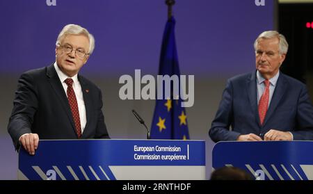 (171110) -- BRÜSSEL, 10. November 2017 -- David Davis (L), britischer Staatssekretär für den Austritt aus der Europäischen Union, und Michel Barnier (R), Chefunterhändler des Brexit-Abkommens der Europäischen Union, nehmen am 10. November 2017 an einer Pressekonferenz zum Abschluss der sechsten Verhandlungsrunde über Brexit-Gespräche in der EU-Kommission in Brüssel, Belgien, Teil. )(Axy) BELGIEN-BRÜSSEL-BREXIT-GESPRÄCHE-SECHSTE RUNDE-PRESSE-KONFERENZ YexPingfan PUBLICATIONxNOTxINxCHN Stockfoto