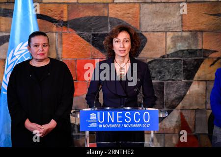 (171110) -- PARIS, 10. November 2017 -- Audrey Azoulay (R), ehemalige französische Kulturministerin, spricht am 10. November 2017 auf einer Pressekonferenz im Hauptquartier der Organisation der Vereinten Nationen für Bildung, Wissenschaft und Kultur (UNESCO) in Paris, Frankreich. Audrey Azoulay wurde am Freitag in Paris von der Generalkonferenz der UNESCO als neuer Generaldirektor dieser UN-Organisation genehmigt. (zf) FRANCE-PARIS-UN-UNESCO-GENERALDIREKTOR ChenxYichen PUBLICATIONxNOTxINxCHN Stockfoto