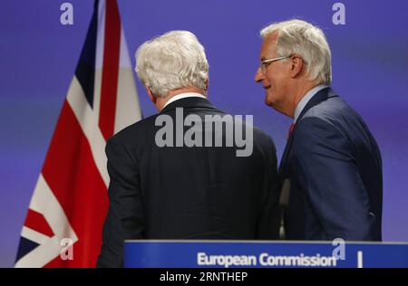 (171110) -- BRÜSSEL, 10. November 2017 -- der britische Staatssekretär für den Austritt aus der Europäischen Union, David Davis (L), und der Chefunterhändler der Europäischen Union, Michel Barnier (R), verlassen am Ende der sechsten Verhandlungsrunde über Brexit-Gespräche eine Pressekonferenz bei der EU-Kommission in Brüssel, Belgien, am 10. November 2017. )(Axy) BELGIEN-BRÜSSEL-BREXIT-GESPRÄCHE-SECHSTE RUNDE-PRESSE-KONFERENZ YexPingfan PUBLICATIONxNOTxINxCHN Stockfoto