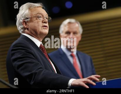 (171110) -- BRÜSSEL, 10. November 2017 -- David Davis (L), britischer Staatssekretär für den Austritt aus der Europäischen Union, spricht auf einer Pressekonferenz mit dem Vorsitzenden des Brexit-Verhandlungsführers Michel Barnier (R) der Europäischen Union am Ende der sechsten Verhandlungsrunde über Brexit-Gespräche vor der EU-Kommission in Brüssel, Belgien, 10. November 2017. )(Axy) BELGIEN-BRÜSSEL-BREXIT-GESPRÄCHE-SECHSTE RUNDE-PRESSE-KONFERENZ YexPingfan PUBLICATIONxNOTxINxCHN Stockfoto