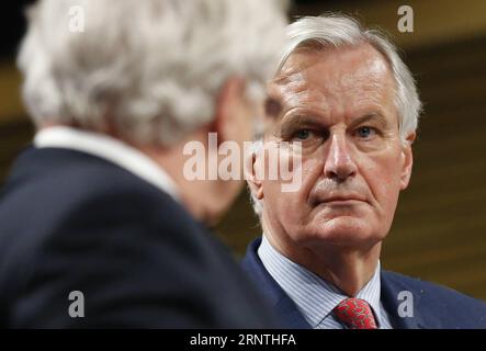 (171110) -- BRÜSSEL, 10. November 2017 -- Michel Barnier (R), der Chefunterhändler der Europäischen Union für den Brexit, blickt auf den britischen Staatssekretär für den Austritt aus der Europäischen Union, David Davis (L), während einer Pressekonferenz am Ende der sechsten Verhandlungsrunde zu Brexit-Gesprächen in der EU-Kommission am 10. November 2017 in Brüssel, Belgien, zu. )(Axy) BELGIEN-BRÜSSEL-BREXIT-GESPRÄCHE-SECHSTE RUNDE-PRESSE-KONFERENZ YexPingfan PUBLICATIONxNOTxINxCHN Stockfoto