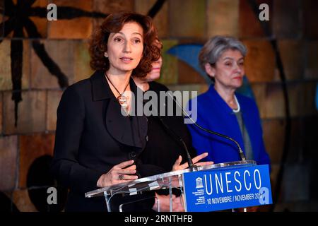 (171110) -- PARIS, 10. November 2017 -- Audrey Azoulay (L), ehemalige französische Kulturministerin, spricht am 10. November 2017 auf einer Pressekonferenz im Hauptquartier der Organisation der Vereinten Nationen für Bildung, Wissenschaft und Kultur (UNESCO) in Paris, Frankreich. Audrey Azoulay wurde am Freitag in Paris von der Generalkonferenz der UNESCO als neuer Generaldirektor dieser UN-Organisation genehmigt. (zf) FRANCE-PARIS-UN-UNESCO-GENERALDIREKTOR ChenxYichen PUBLICATIONxNOTxINxCHN Stockfoto