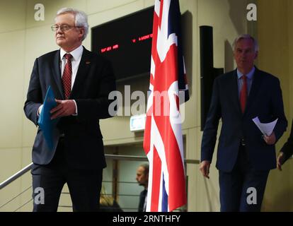 (171110) -- BRÜSSEL, 10. November 2017 -- David Davis (L), britischer Staatssekretär für den Austritt aus der Europäischen Union, und Michel Barnier (R), Chefunterhändler des Brexit, treffen am 10. November 2017 in der EU-Kommission in Brüssel (Belgien) zu einer Pressekonferenz zum Abschluss der sechsten Verhandlungsrunde über Brexit-Gespräche. )(Axy) BELGIEN-BRÜSSEL-BREXIT-GESPRÄCHE-SECHSTE RUNDE-PRESSE-KONFERENZ YexPingfan PUBLICATIONxNOTxINxCHN Stockfoto