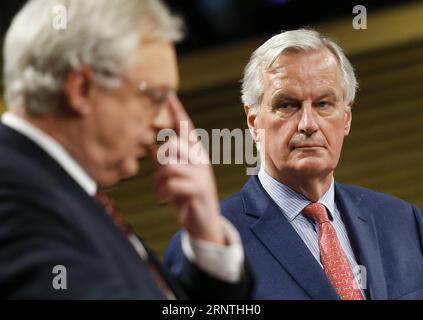 (171110) -- BRÜSSEL, 10. November 2017 -- Michel Barnier (R), der Chefunterhändler der Europäischen Union für den Brexit, blickt auf den britischen Staatssekretär für den Austritt aus der Europäischen Union, David Davis (L), während einer Pressekonferenz am Ende der sechsten Verhandlungsrunde zu Brexit-Gesprächen in der EU-Kommission am 10. November 2017 in Brüssel, Belgien, zu. )(Axy) BELGIEN-BRÜSSEL-BREXIT-GESPRÄCHE-SECHSTE RUNDE-PRESSE-KONFERENZ YexPingfan PUBLICATIONxNOTxINxCHN Stockfoto