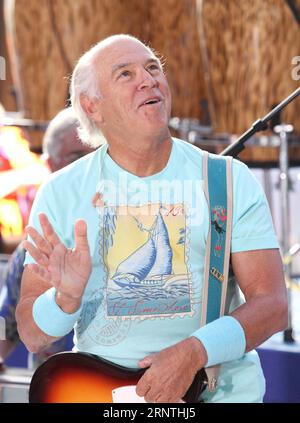 Jimmy Buffett trat am 15. August 2013 in der TODAY Show Toyota Concert Series auf der Rockefeller Plaza in New York City auf. Foto: Henry McGee/MediaPunch Stockfoto