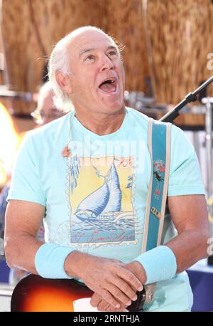 Jimmy Buffett trat am 15. August 2013 in der TODAY Show Toyota Concert Series auf der Rockefeller Plaza in New York City auf. Foto: Henry McGee/MediaPunch Stockfoto