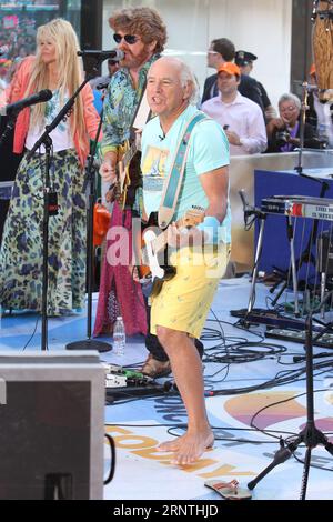 Jimmy Buffett trat am 15. August 2013 in der TODAY Show Toyota Concert Series auf der Rockefeller Plaza in New York City auf. Foto: Henry McGee/MediaPunch Stockfoto