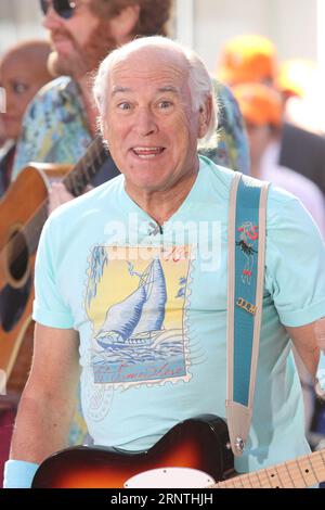 Jimmy Buffett trat am 15. August 2013 in der TODAY Show Toyota Concert Series auf der Rockefeller Plaza in New York City auf. Foto: Henry McGee/MediaPunch Stockfoto