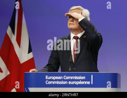 (171110) -- BRÜSSEL, 10. November 2017 -- David Davis, britischer Staatssekretär für den Austritt aus der Europäischen Union, macht am 10. November 2017 in Brüssel (Belgien) eine Pressekonferenz mit dem Vorsitzenden des Brexit-Verhandlungsführers Michel Barnierat (nicht gesehen) der Europäischen Union am Ende der sechsten Verhandlungsrunde über Brexit-Gespräche. )(Axy) BELGIEN-BRÜSSEL-BREXIT-GESPRÄCHE-SECHSTE RUNDE-PRESSE-KONFERENZ YexPingfan PUBLICATIONxNOTxINxCHN Stockfoto