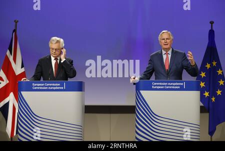 Bilder des Tages (171110) -- BRÜSSEL, 10. November 2017 -- der britische Staatssekretär für den Austritt aus der Europäischen Union, David Davis (L), und der Chefunterhändler der Europäischen Union, Michel Barnier, nehmen am Ende der sechsten Verhandlungsrunde über den Brexit in der EU-Kommission am 10. November 2017 in Brüssel, Belgien, an einer Pressekonferenz Teil. )(Axy) BELGIEN-BRÜSSEL-BREXIT-GESPRÄCHE-SECHSTE RUNDE-PRESSE-KONFERENZ YexPingfan PUBLICATIONxNOTxINxCHN Stockfoto