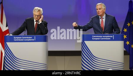 (171110) -- BRÜSSEL, 10. November 2017 -- der britische Staatssekretär für den Austritt aus der Europäischen Union, David Davis (L), und der Chefunterhändler der Europäischen Union, Michel Barnier, nehmen am Ende der sechsten Verhandlungsrunde über den Brexit in der EU-Kommission am 10. November 2017 in Brüssel, Belgien, an einer Pressekonferenz Teil. )(Axy) BELGIEN-BRÜSSEL-BREXIT-GESPRÄCHE-SECHSTE RUNDE-PRESSE-KONFERENZ YexPingfan PUBLICATIONxNOTxINxCHN Stockfoto