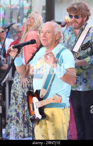 Jimmy Buffett trat am 15. August 2013 in der TODAY Show Toyota Concert Series auf der Rockefeller Plaza in New York City auf. Foto: Henry McGee/MediaPunch Stockfoto