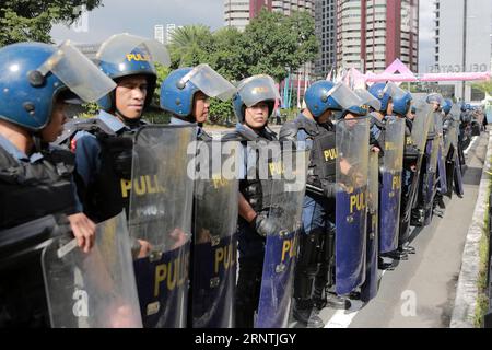 (171111) -- MANILA, 11. November 2017 -- Mitglieder des Civil Disrupbance Management der philippinischen Nationalpolizei (PNP-CDM) Reihen sich entlang der Straße um den Veranstaltungsort des 31. Gipfeltreffens der Vereinigung südostasiatischer Nationen (ASEAN) in Manila, Philippinen, 11. November 2017.) (rh) PHILIPPINEN-MANILA-ASEAN-SECURITY ROUELLExUMALI PUBLICATIONxNOTxINxCHN Stockfoto