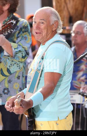 Jimmy Buffett trat am 15. August 2013 in der TODAY Show Toyota Concert Series auf der Rockefeller Plaza in New York City auf. Foto: Henry McGee/MediaPunch Stockfoto