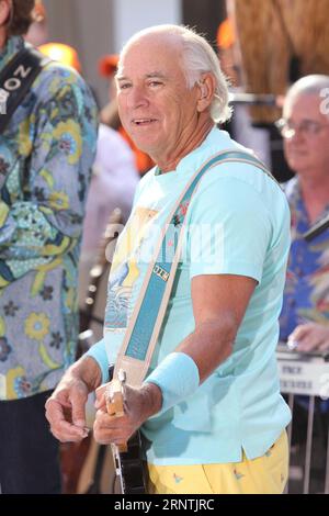 Jimmy Buffett trat am 15. August 2013 in der TODAY Show Toyota Concert Series auf der Rockefeller Plaza in New York City auf. Foto: Henry McGee/MediaPunch Stockfoto