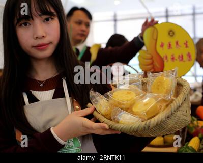 (171112) -- SHANGHAI, 12. November 2017 -- Dessert gebacken von der Shanghai University of Traditional Chinese Medicine wird an der Fudan University in Shanghai, Ostchina, 11. November 2017 ausgestellt. Das 1. College Food Festival von Shanghai wurde am Samstag eröffnet und sammelte Delikatessen aus den Kantinen von 15 Colleges und Universitäten. ) (wf) CHINA-SHANGHAI-COLLEGE-CANTEEN (CN) LiuxYing PUBLICATIONxNOTxINxCHN Stockfoto