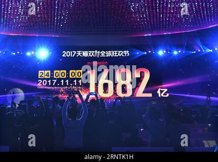 (171112) -- SHANGHAI, 12. November 2017 -- Ein Bildschirm zeigt den Wert von Waren, die auf dem globalen Shopping-Festival des Alibaba Group 11,11 Singles Day in Shanghai, Ostchina, 12. November 2017, gehandelt wurden. Alibaba Group Holding Limited gab am Sonntag bekannt, dass das Bruttowarenvolumen von 168,2 Milliarden RMB Yuan (25,3 Milliarden US-Dollar) am 11. November 2017 über Alipay abgewickelt wurde, 39 Prozent mehr als 2016. ) (Yxb) CHINA-11,11 SINGLES DAY-ALIBABA TRANSACTIONS (CN) HuangxZongzhi PUBLICATIONxNOTxINxCHN Stockfoto