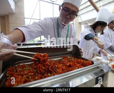 (171112) -- SHANGHAI, 12. November 2017 -- Cooks servieren ein Fischgericht an der Fudan University in Shanghai, Ostchina, 11. November 2017. Das 1. College Food Festival von Shanghai wurde am Samstag eröffnet und sammelte Delikatessen aus den Kantinen von 15 Colleges und Universitäten. ) (wf) CHINA-SHANGHAI-COLLEGE-CANTEEN (CN) LiuxYing PUBLICATIONxNOTxINxCHN Stockfoto