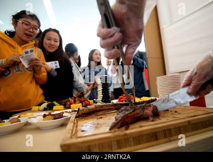 (171112) -- SHANGHAI, 12. November 2017 -- gegrillte Steaks, die von der Universität Shanghai für Wissenschaft und Technologie zubereitet werden, werden an der Fudan University in Shanghai, Ostchina, 11. November 2017 serviert. Das 1. College Food Festival von Shanghai wurde am Samstag eröffnet und sammelte Delikatessen aus den Kantinen von 15 Colleges und Universitäten. ) (wf) CHINA-SHANGHAI-COLLEGE-CANTEEN (CN) LiuxYing PUBLICATIONxNOTxINxCHN Stockfoto