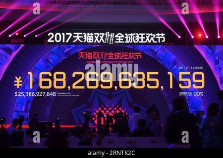 Themen der Woche Bilder des Tages (171112) -- SHANGHAI, 12. November 2017 -- Ein Bildschirm zeigt den Wert von Waren, die auf dem globalen Shopping-Festival des Alibaba-Konzerns 11,11 zum Singles Day in Shanghai, Ostchina, 12. November 2017, gehandelt wurden. Alibaba Group Holding Limited gab am Sonntag bekannt, dass das Bruttowarenvolumen von 168,2 Milliarden RMB Yuan (25,3 Milliarden US-Dollar) am 11. November 2017 über Alipay abgewickelt wurde, 39 Prozent mehr als 2016. ) (Yxb) CHINA-11,11 SINGLES DAY-ALIBABA TRANSACTIONS (CN) HuangxZongzhi PUBLICATIONxNOTxINxCHN Stockfoto