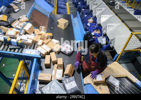 (171112) -- SHANGHAI, 12. November 2017 -- ein Mitarbeiter arbeitet im Shanghai Vertriebszentrum von ZTO Express in Shanghai, Ostchina, 12. November 2017. Kurierunternehmen lieferten mit voller Geschwindigkeit riesige Paketzustellungen nach dem weltweiten Online-Shopping-Spree der Alibaba Group am 11. November 11,11. ) (wf) CHINA-11,11 SHOPPING FESTIVAL-DELIVERY (CN) DingxTing PUBLICATIONxNOTxINxCHN Stockfoto