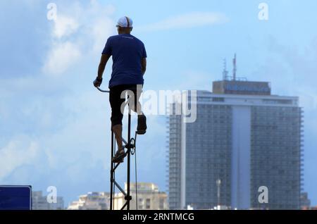 (171113) -- HAVANNA, 13. November 2017 -- Felix Guirola fährt sein Riesenrad in Havanna, Kuba, 11. November 2017. Felix Guirola hat keine Angst vor Höhen, während er auf einem einzigartigen 4-Meter-Fahrrad durch die Straßen von Havanna fährt. Guirola hat seit August 1981 mehrere Fahrräder umgebaut, als er bei Karnevals in der zentralen kubanischen Stadt Ciego de Avila, wo er vor 52 Jahren geboren wurde, mit einem 2-Meter-Fahrrad radelte. Guirola behauptet, dass er von 1987 bis 2004 den Weltrekord für das höchste Fahrrad hielt, aber nur seine Nachbarn in Ciego de Avila wussten von seinen Erfolgen. (DJJ) KUBA-HAVANNA-RIESEN-FAHRRAD-FEATURE JOA Stockfoto