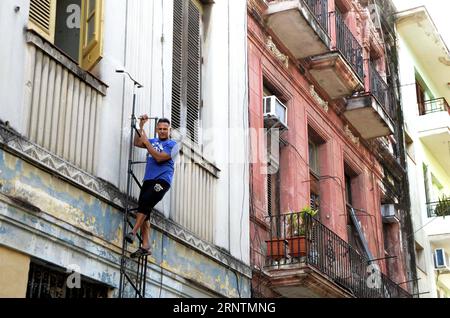 (171113) -- HAVANNA, 13. November 2017 -- Felix Guirola klettert am 11. November 2017 auf sein Riesenrad in Havanna, Kuba. Felix Guirola hat keine Angst vor Höhen, während er auf einem einzigartigen 4-Meter-Fahrrad durch die Straßen von Havanna fährt. Guirola hat seit August 1981 mehrere Fahrräder umgebaut, als er bei Karnevals in der zentralen kubanischen Stadt Ciego de Avila, wo er vor 52 Jahren geboren wurde, mit einem 2-Meter-Fahrrad radelte. Guirola behauptet, dass er von 1987 bis 2004 den Weltrekord für das höchste Fahrrad hielt, aber nur seine Nachbarn in Ciego de Avila wussten von seinen Erfolgen. (DJJ) KUBA-HAVANNA-RIESEN-FAHRRAD-FEATU Stockfoto