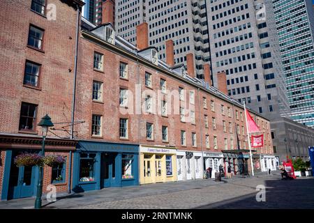 New York, New York, USA. September 2023. Das historische Viertel South Street Seaport entlang der Fulton Street und dem East River. Einst ein bedeutender historischer Hafen, beherbergt das Viertel heute das South Street Seaport Museum, das sich auf die maritime Geschichte konzentriert, und Pier 17. (Bild: © Taidgh Barron/ZUMA Press Wire) NUR REDAKTIONELLE VERWENDUNG! Nicht für kommerzielle ZWECKE! Stockfoto