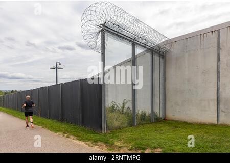 Stammheimer Gefängnis, JVA, Außenansicht des Hochsicherheitsgefängnisses mit Gefängnismauer, Stuttgart, Baden-Württemberg, Deutschland Stockfoto