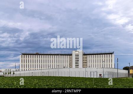 Stammheimer Gefängnis, JVA, Außenansicht des Hochsicherheitsgefängnisses mit Gefängnismauer, Stuttgart, Baden-Württemberg, Deutschland Stockfoto