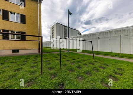 Stammheimer Gefängnis, JVA, Außenansicht des Hochsicherheitsgefängnisses mit Gefängnismauer, Stuttgart, Baden-Württemberg, Deutschland Stockfoto