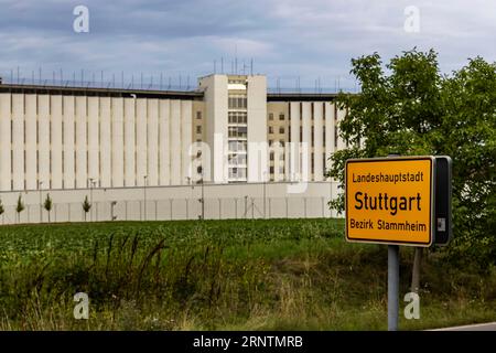 Stammheim Gefängnis, JVA, Außenansicht des Hochsicherheitsgefängnisses mit Gefängnismauer, Stammheim Stadtschild, Stuttgart, Baden-Württemberg, Deutschland Stockfoto