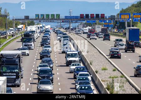 Autobahn A8 mit hohem Verkehrsaufkommen, Stuttgart, Baden-Württemberg, Deutschland Stockfoto