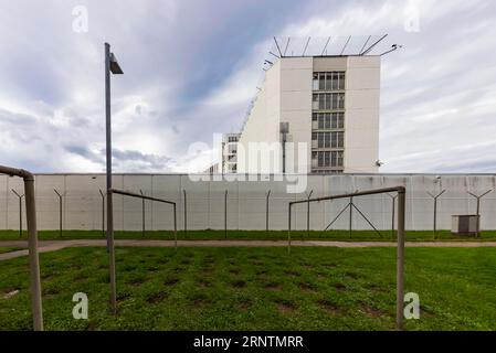 Stammheimer Gefängnis, JVA, Außenansicht des Hochsicherheitsgefängnisses mit Gefängnismauer, Stuttgart, Baden-Württemberg, Deutschland Stockfoto