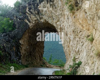 Durchfahrt durch die Felsen auf der Hochstraße über das Durmitor-Massiv. Der Durmitor-Nationalpark, der das Massiv umgibt, gehört zum UNESCO-Weltkulturerbe Stockfoto