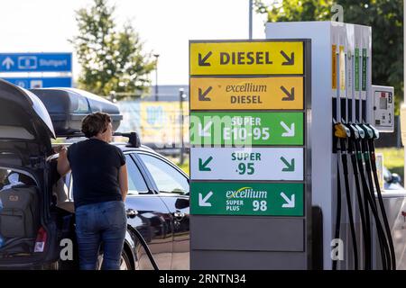 Tankstelle auf der Autobahn A8, Total Energies Benzinpumpe, Denkendorf, Baden-Württemberg, Deutschland Stockfoto