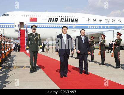 (171113) -- VIENTIANE, 13. November 2017 -- der chinesische Präsident Xi Jinping (C, Front), ebenfalls Generalsekretär des Zentralkomitees der Kommunistischen Partei Chinas, kommt am 13. November 2017 zu einem Staatsbesuch in Laos nach Vientiane. ) (dhf) LAOS-CHINA-XI JINPING-ARRIVAL LanxHongguang PUBLICATIONxNOTxINxCHN Stockfoto