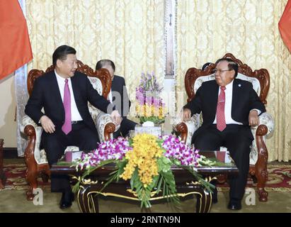 (171113) -- VIENTIANE, 13. November 2017 -- der chinesische Präsident Xi Jinping (L), ebenfalls Generalsekretär des Zentralkomitees der Kommunistischen Partei Chinas, hält Gespräche mit Bounnhang Vorachit, Generalsekretär des Zentralkomitees der Revolutionären Volkspartei Laos (LPRP) und Präsident von Laos, am 13. November 2017 in Vientiane, Laos. ) (dhf) LAOS-CHINA-XI JINPING-BOUNNHANG VORACHIT-TALKS LanxHongguang PUBLICATIONxNOTxINxCHN Stockfoto