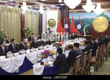 (171113) -- VIENTIANE, 13. November 2017 -- der chinesische Präsident Xi Jinping, ebenfalls Generalsekretär des Zentralkomitees der Kommunistischen Partei Chinas, hält Gespräche mit Bounnhang Vorachit, Generalsekretär des Zentralkomitees der Revolutionären Volkspartei Laos (LPRP) und Präsident von Laos, in Vientiane, Laos, 13. November 2017. ) (dhf) LAOS-CHINA-XI JINPING-BOUNNHANG VORACHIT-TALKS DingxLin PUBLICATIONxNOTxINxCHN Stockfoto