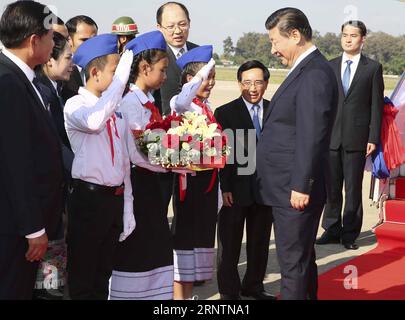 (171113) -- VIENTIANE, 13. November 2017 -- der chinesische Präsident Xi Jinping (R, Front), ebenfalls Generalsekretär des Zentralkomitees der Kommunistischen Partei Chinas, kommt am 13. November 2017 zu einem Staatsbesuch in Laos nach Vientiane. ) (dhf) LAOS-CHINA-XI JINPING-ARRIVAL LanxHongguang PUBLICATIONxNOTxINxCHN Stockfoto