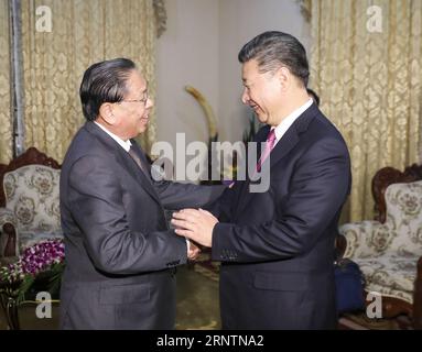 (171113) -- VIENTIANE, 13. November 2017 -- der chinesische Präsident Xi Jinping (R), ebenfalls Generalsekretär des Zentralkomitees der Kommunistischen Partei Chinas, trifft sich mit dem ehemaligen laotischen Präsidenten Choummaly Saygnasone, ebenfalls ehemaliger Generalsekretär des Zentralkomitees der Revolutionären Volkspartei (LPRP) in Vientiane, Laos, 13. November 2017. ) (dhf) LAOS-CHINA-XI JINPING-EHEMALIGER LAO-PRÄSIDENT TRIFFT DingxLin PUBLICATIONxNOTxINxCHN Stockfoto